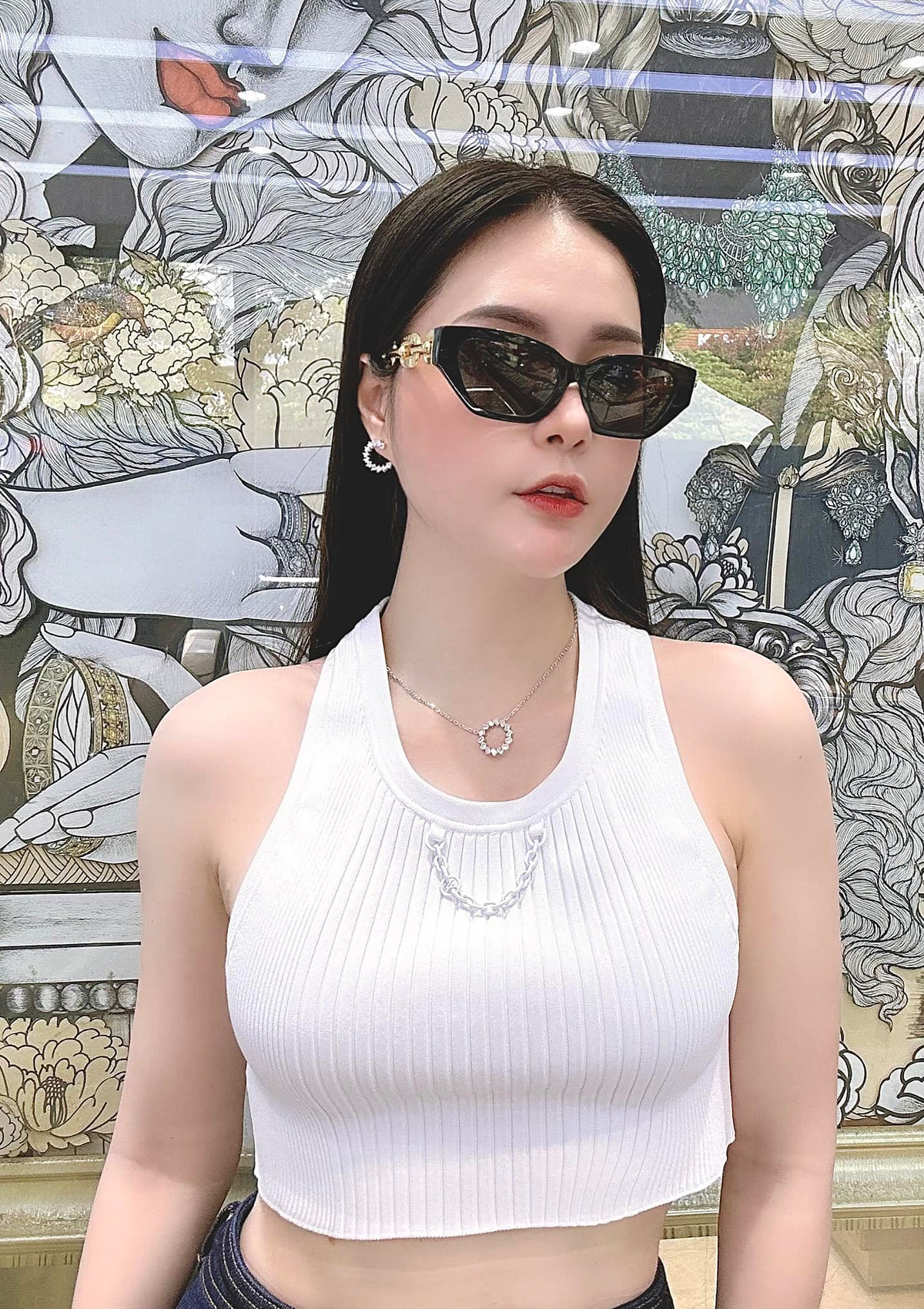 Dù Di Băng bỏ ra cả tỷ đồng để thuê thiết kế váy nhưng nhiều người không bất ngờ. Bởi nữ ca sĩ trước nay nổi tiếng sở hữu tài sản khủng, có cuộc sống xa hoa bao người mơ ước. Ảnh: FBNV