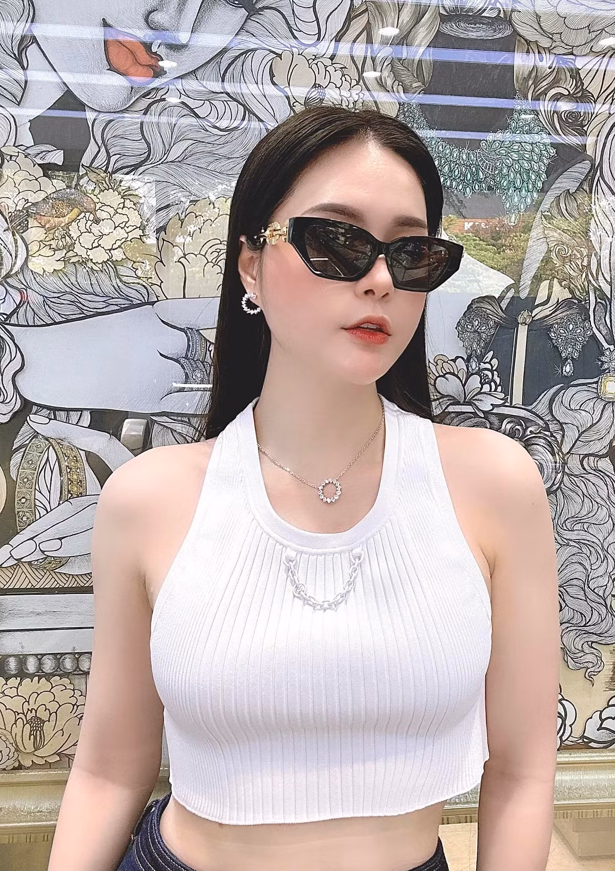 Dù Di Băng bỏ ra cả tỷ đồng để thuê thiết kế váy nhưng nhiều người không bất ngờ. Bởi nữ ca sĩ trước nay nổi tiếng sở hữu tài sản khủng, có cuộc sống xa hoa bao người mơ ước. Ảnh: FBNV