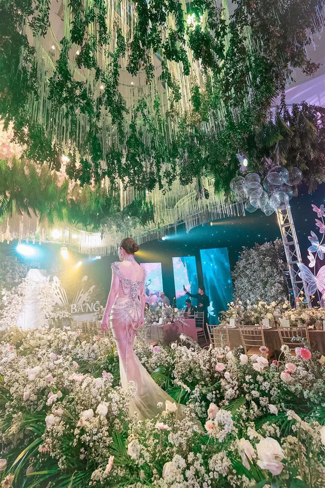 Bên cạnh đó, nam doanh nhân còn tặng "nóc nhà" bộ trang sức hơn 23 tỷ.