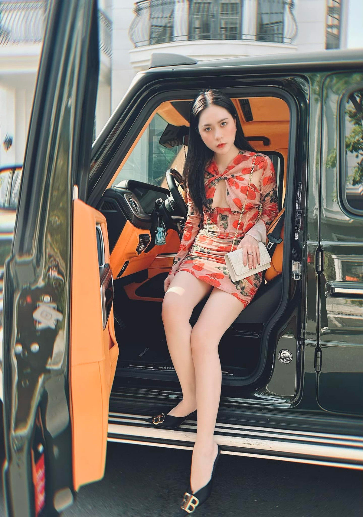 Vị doanh nhân trước đó đã đưa vợ đi đặt địa điểm để tổ chức sinh nhật. Dù không tiết lộ chi phí cụ thể, nhưng nhìn cách chi tiền đã đủ hiểu bữa tiệc hoành tráng đến mức nào.