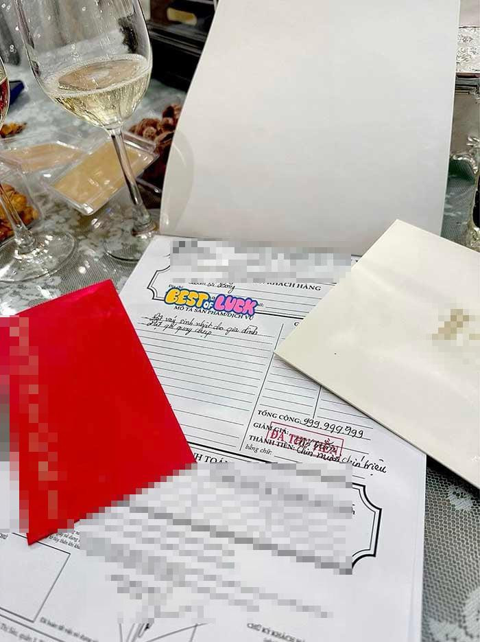 Được biết đây là dịp khai trương cửa hàng của một người bạn thân nên Đoàn Di Băng cùng ông xã đã đến đây và ủng hộ bạn bè.