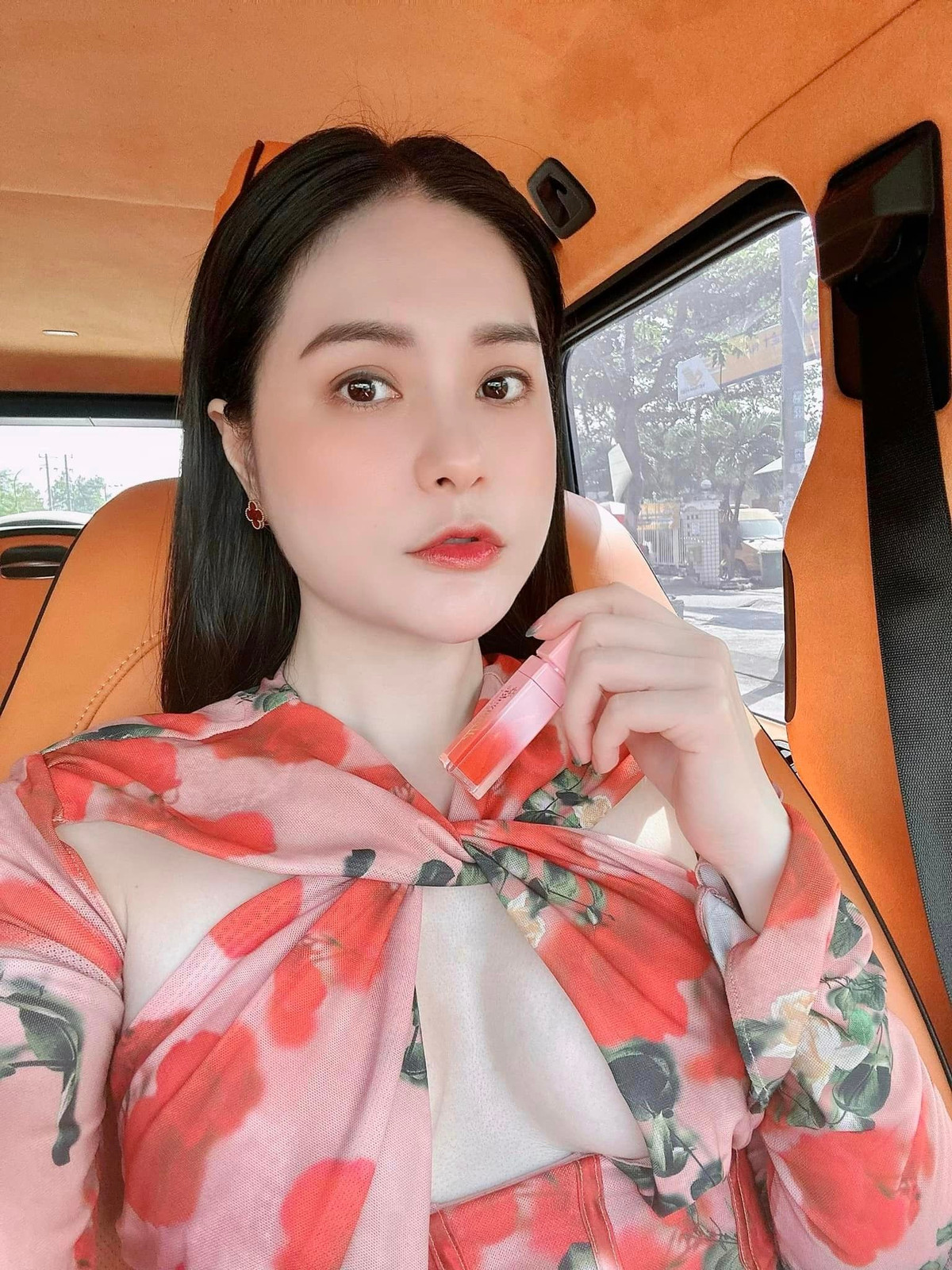 Khi nhìn giá tiền lên tới 999.999.999 đồng ai cũng bày tỏ choáng váng trước độ chịu chi và chiều vợ của doanh nhân Nguyễn Quốc Vũ.