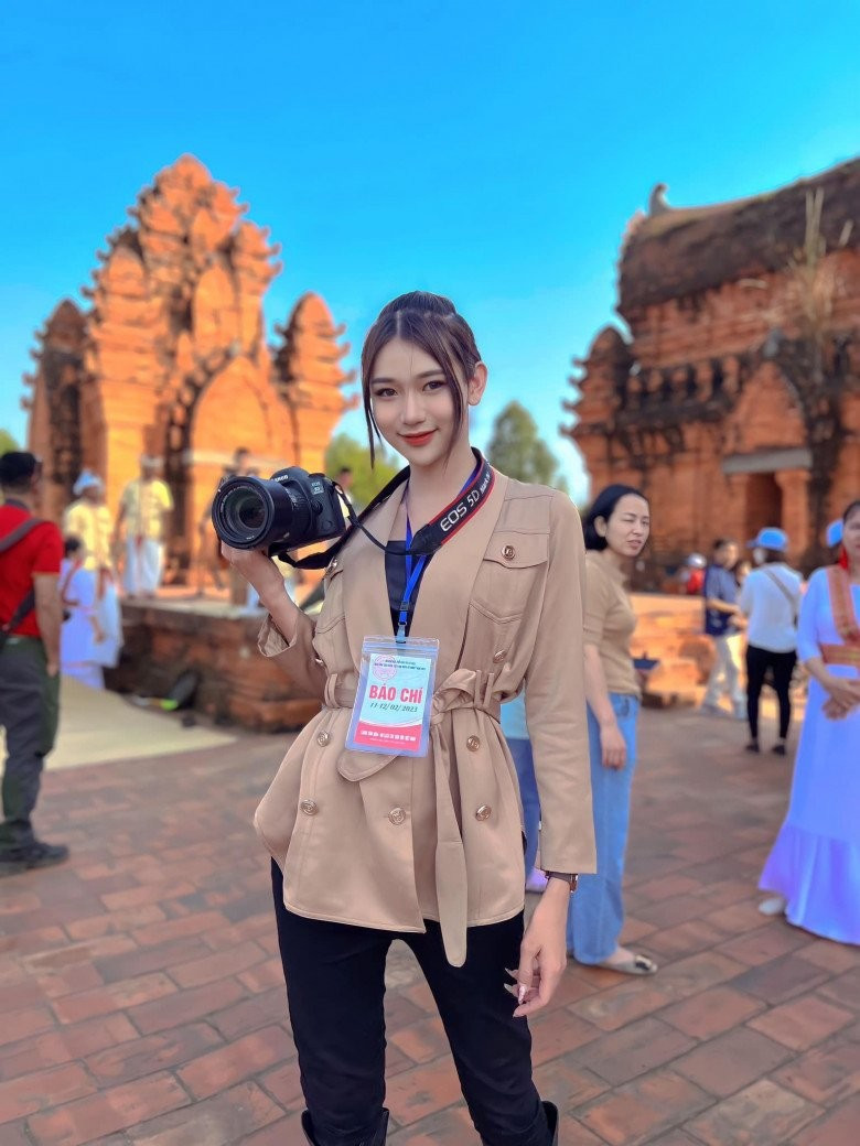 Nhan sắc ngọt ngào cùng thân hình chuẩn mẫu cũng là yếu tố tạo nên sức hút ở cô.