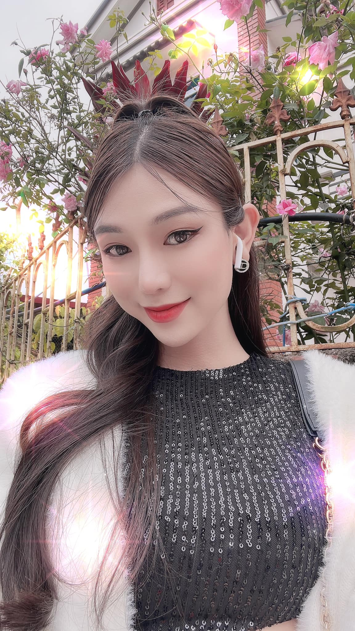 Điểm nổi bật ở Hà Anh là nét đẹp mềm mại, nữ tính, không mang một chút góc cạnh của giới tính nam cô từng mang.