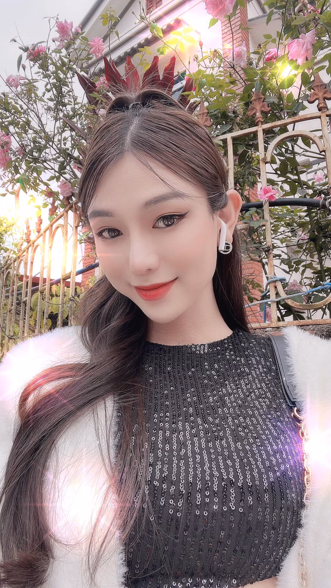 Điểm nổi bật ở Hà Anh là nét đẹp mềm mại, nữ tính, không mang một chút góc cạnh của giới tính nam cô từng mang.