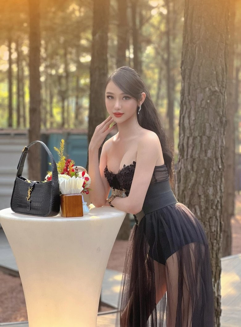 Cô sinh năm 1997 đến từ Bắc Giang, là một cái tên nổi tiếng trong cộng đồng chuyển giới nữ, bởi lẽ, cô nàng không chỉ đẹp mà còn rất thành công.