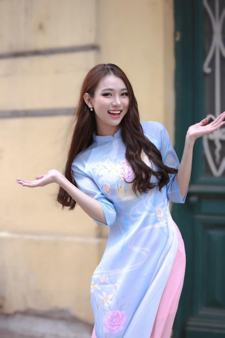 25 tuổi, Hà Anh là một MC quen mặt dẫn các chương trình thiếu nhi và giới trẻ ở VTVCab, là một KOL có tiếng, người mẫu và ca sĩ tự do.