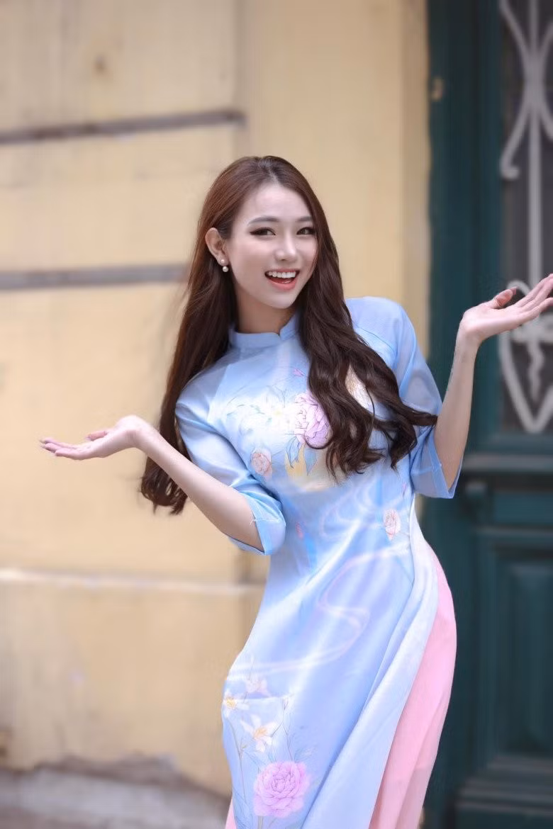 25 tuổi, Hà Anh là một MC quen mặt dẫn các chương trình thiếu nhi và giới trẻ ở VTVCab, là một KOL có tiếng, người mẫu và ca sĩ tự do.