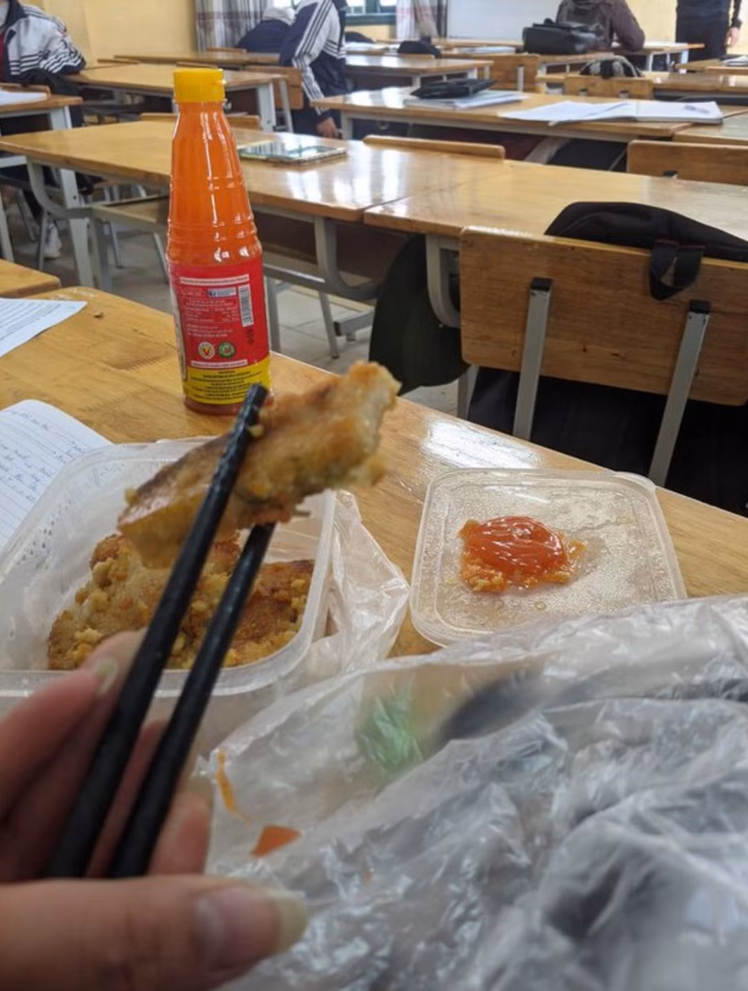 Dư âm ngày Tết vẫn còn thể hiện qua hộp cơm mà hội học sinh đem đến lớp, không có món nào khác ngoài bánh chưng rán.