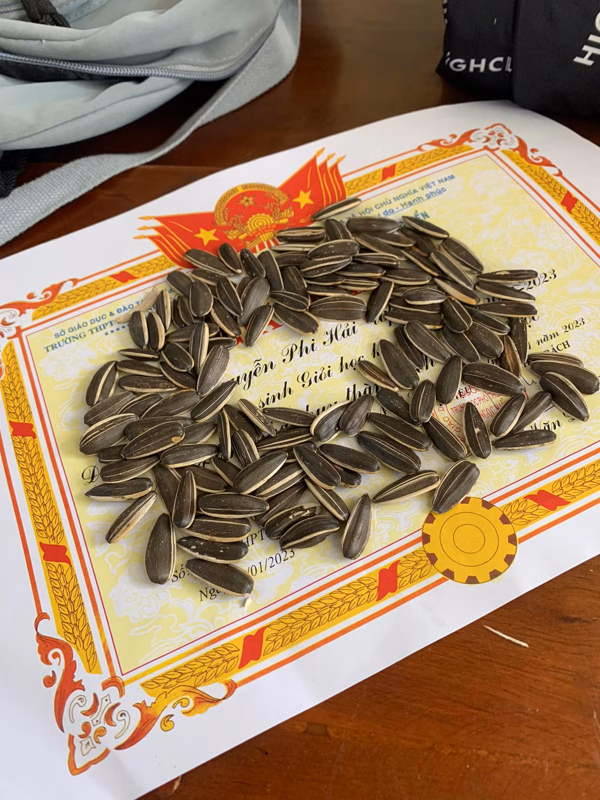 Đi học sau Tết mà không có hạt bí, hạt hướng dương mang theo đến lớp thì thật là thiếu sót. Ảnh: Trường Người Ta