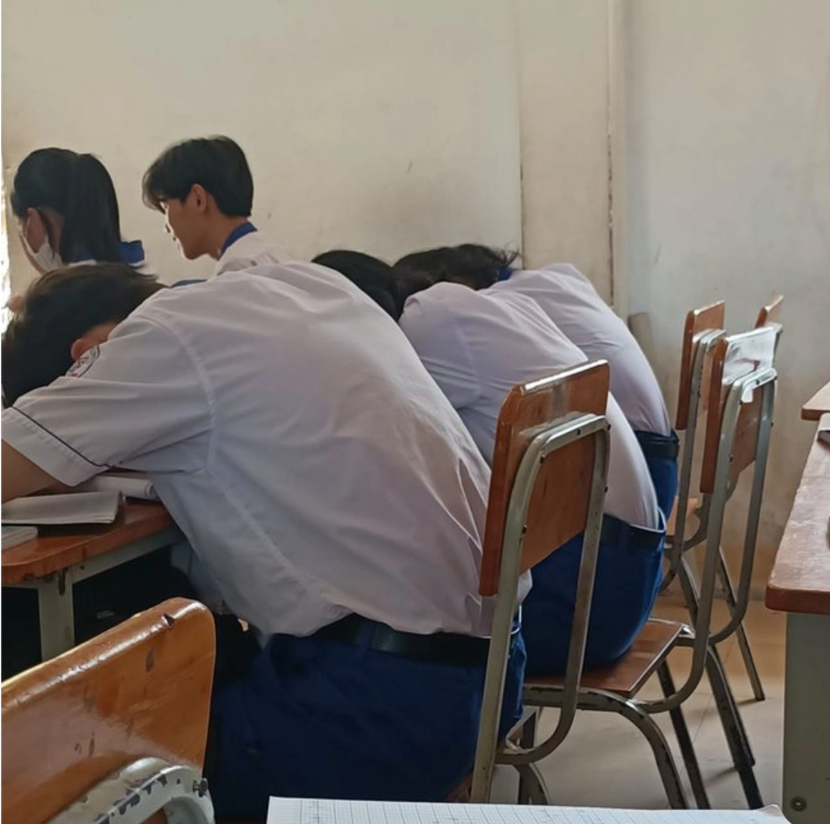 Việc phải quay trở lại nề nếp, quy củ như phải thức dậy sớm để đi học đúng giờ, làm bài tập về nhà trước khi đến lớp, trong lớp chú ý nghe giảng... ngay cũng khiến không ít bạn trẻ bị choáng ngợp.