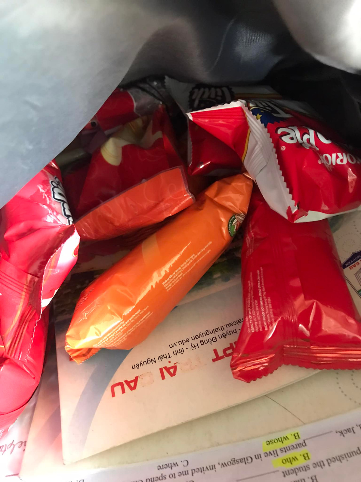 Hình ảnh quen thuộc trong balo mỗi học sinh, sinh viên sau kỳ nghỉ Tết.