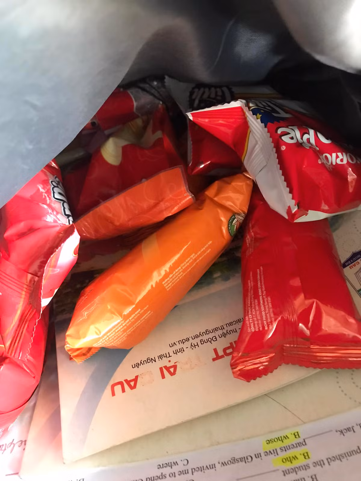 Hình ảnh quen thuộc trong balo mỗi học sinh, sinh viên sau kỳ nghỉ Tết.