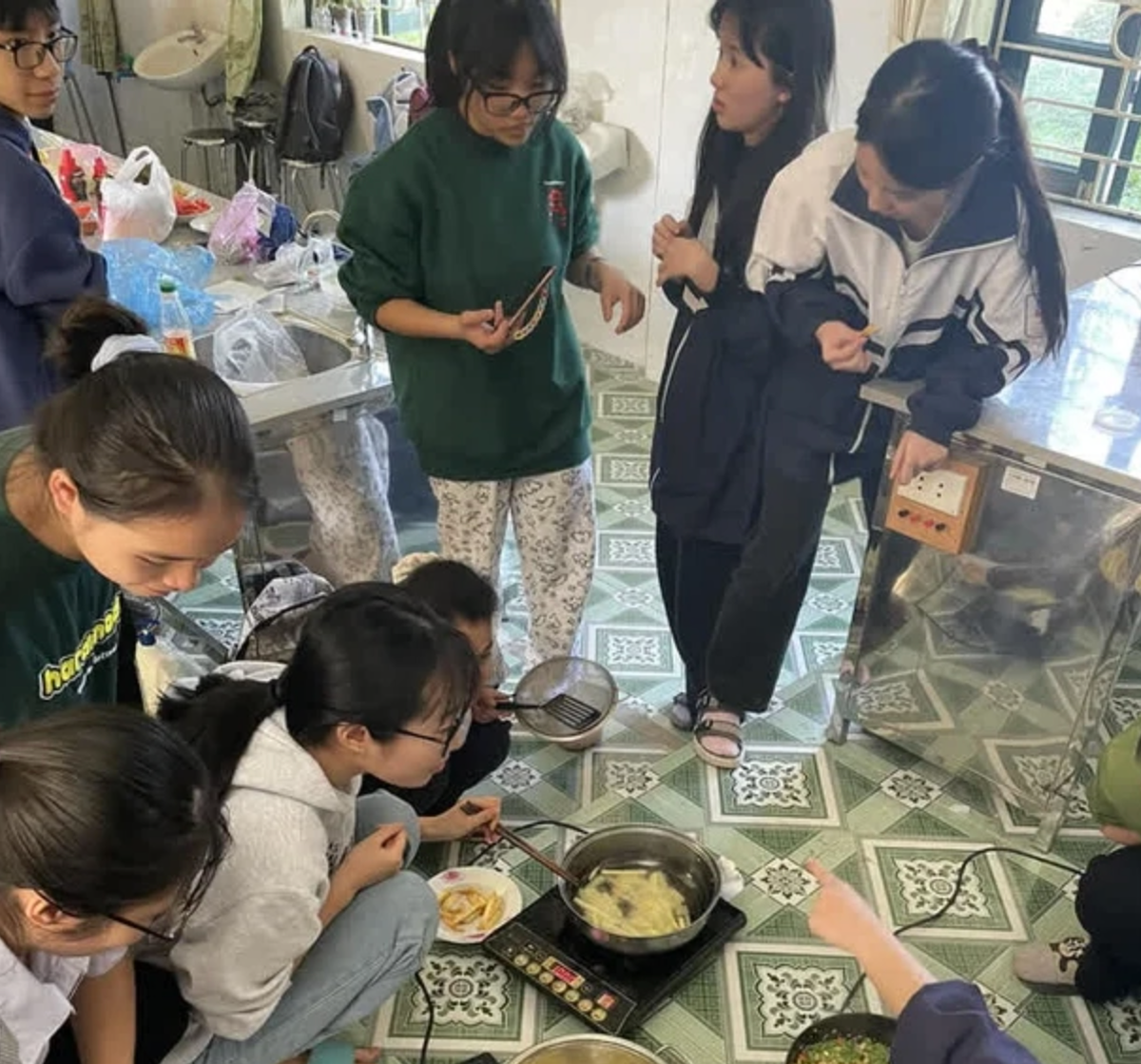 Mới đây trên MXH hội học trò chia sẻ loạt khoảnh khắc hài hước mang "dư vị" chuẩn ngày Tết đến cả lớp học, có lẽ các em vẫn chưa quên những ngày nghỉ Tết xả láng vừa qua.