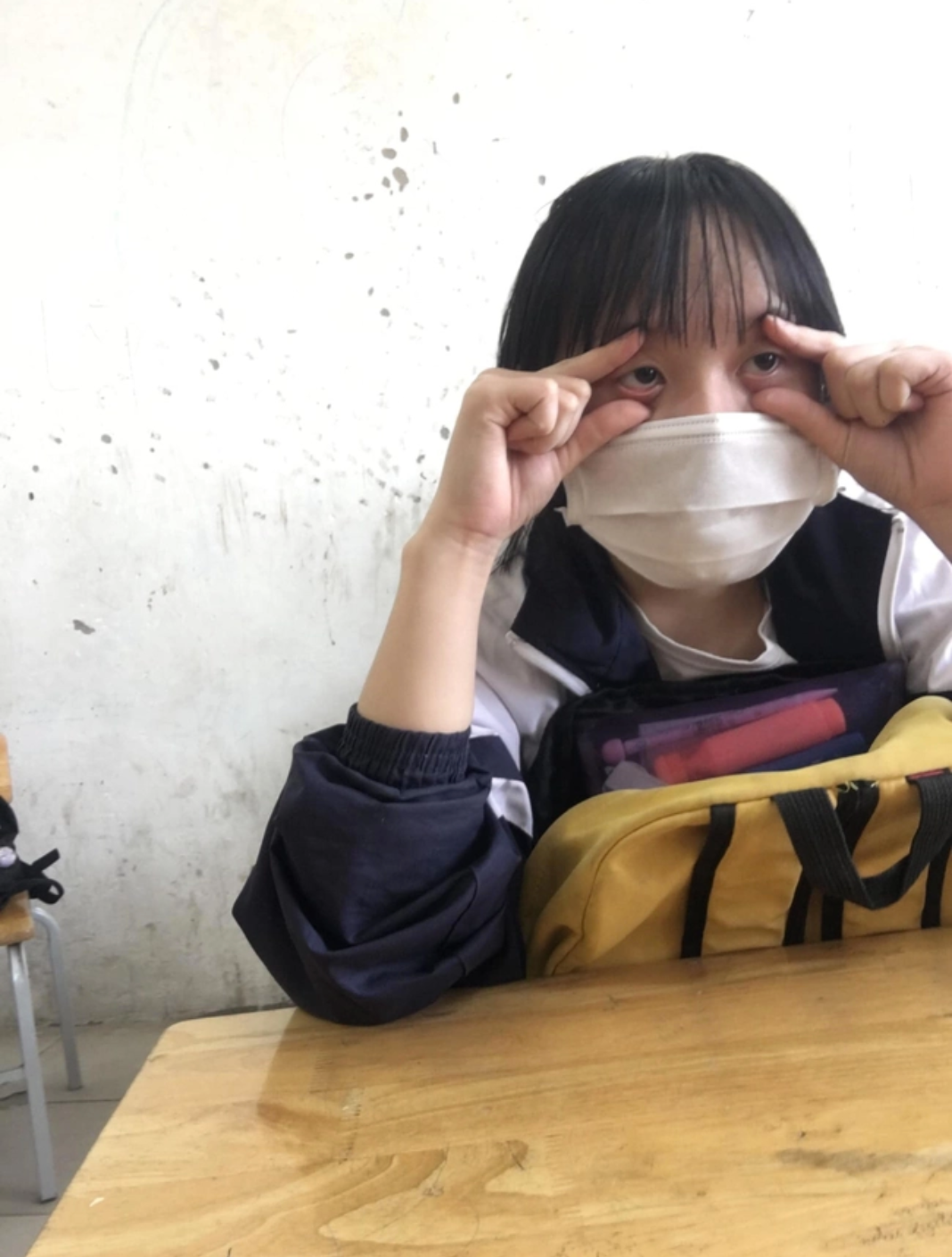 Mặc dù đã ngồi ngay ngắn trên lớp học nhưng đôi mắt sao không thể mở nổi, có lẽ vẫn đang quen việc "ngủ nướng" trong những ngày nghỉ Tết.