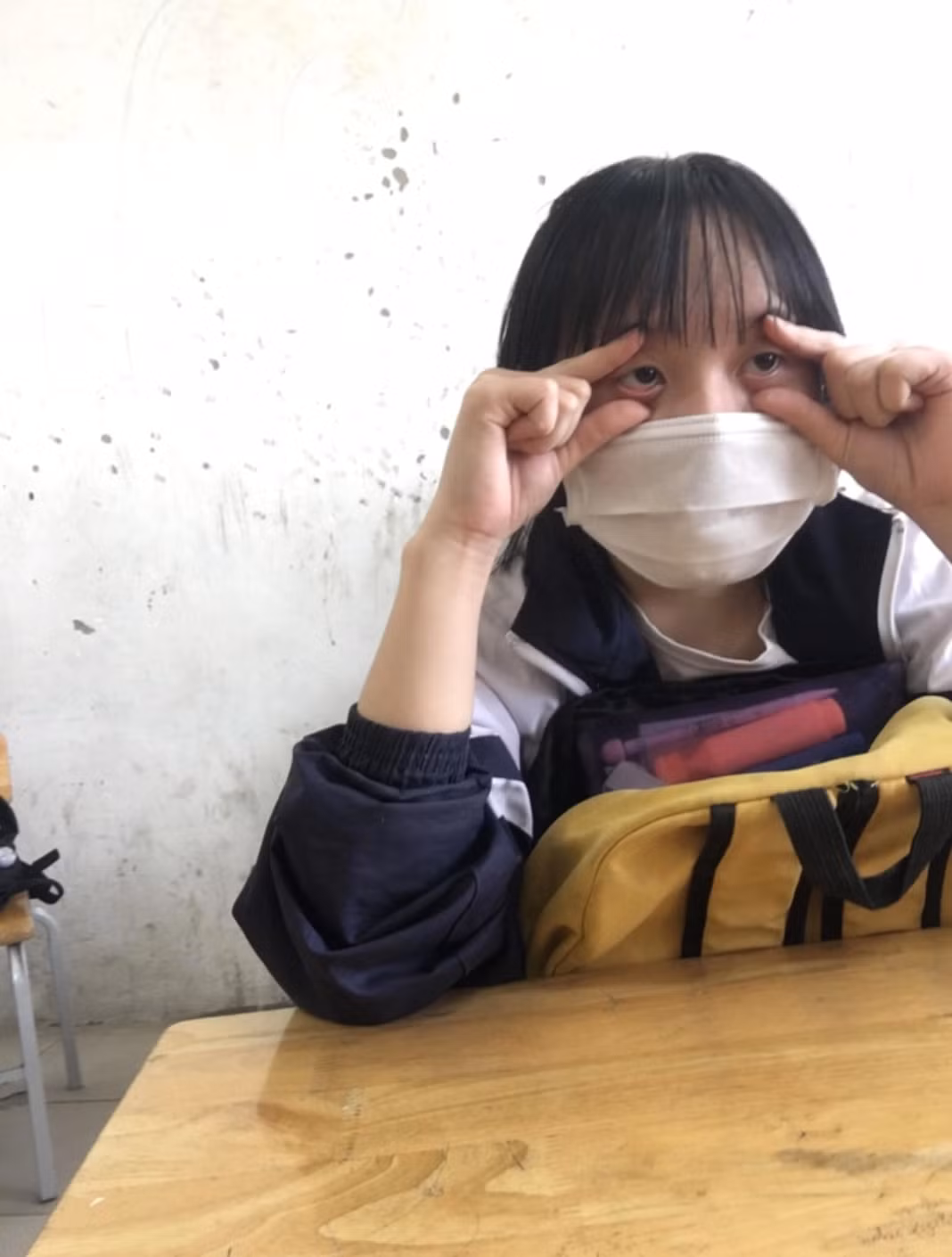 Mặc dù đã ngồi ngay ngắn trên lớp học nhưng đôi mắt sao không thể mở nổi, có lẽ vẫn đang quen việc "ngủ nướng" trong những ngày nghỉ Tết.