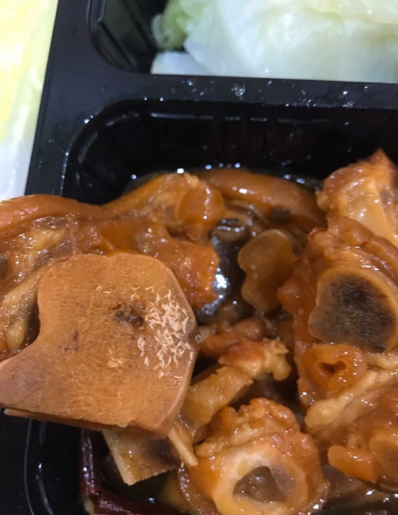 Hình ảnh miếng thịt kho có lốm đốm những sinh vật màu trắng bò lúc nhúc rất... ám ảnh nhiều người, được biết vị khách này đã đặt cơm trưa văn phòng qua một ứng dụng.