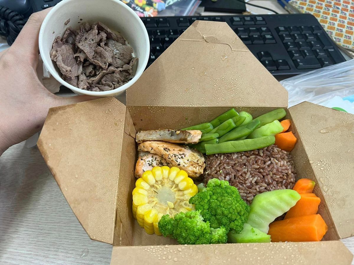 Sau khi phát hiện đồ ăn kém chất lượng, cô gái này đã chụp lại và phản ánh lên MXH. Đồng thời cô còn vote quán 1 sao trên ứng dụng.