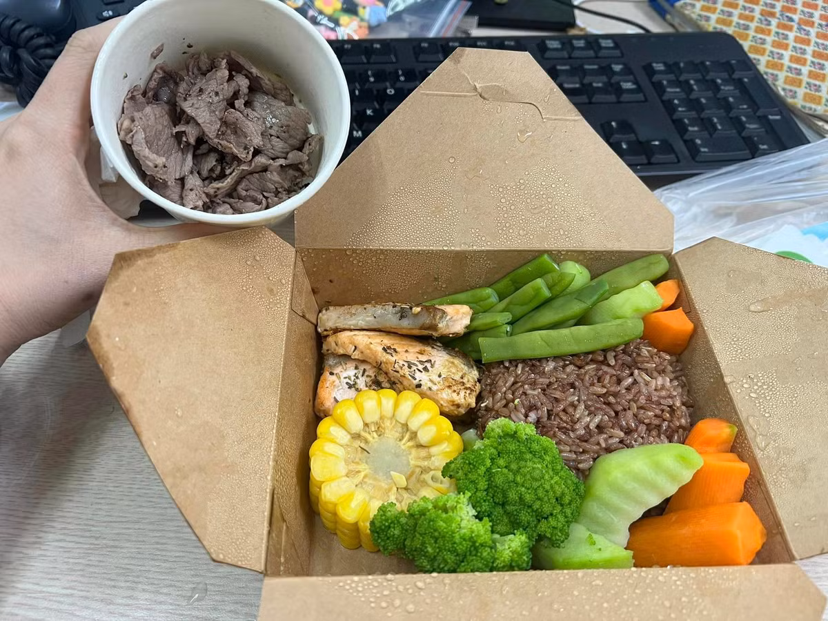 Sau khi phát hiện đồ ăn kém chất lượng, cô gái này đã chụp lại và phản ánh lên MXH. Đồng thời cô còn vote quán 1 sao trên ứng dụng.