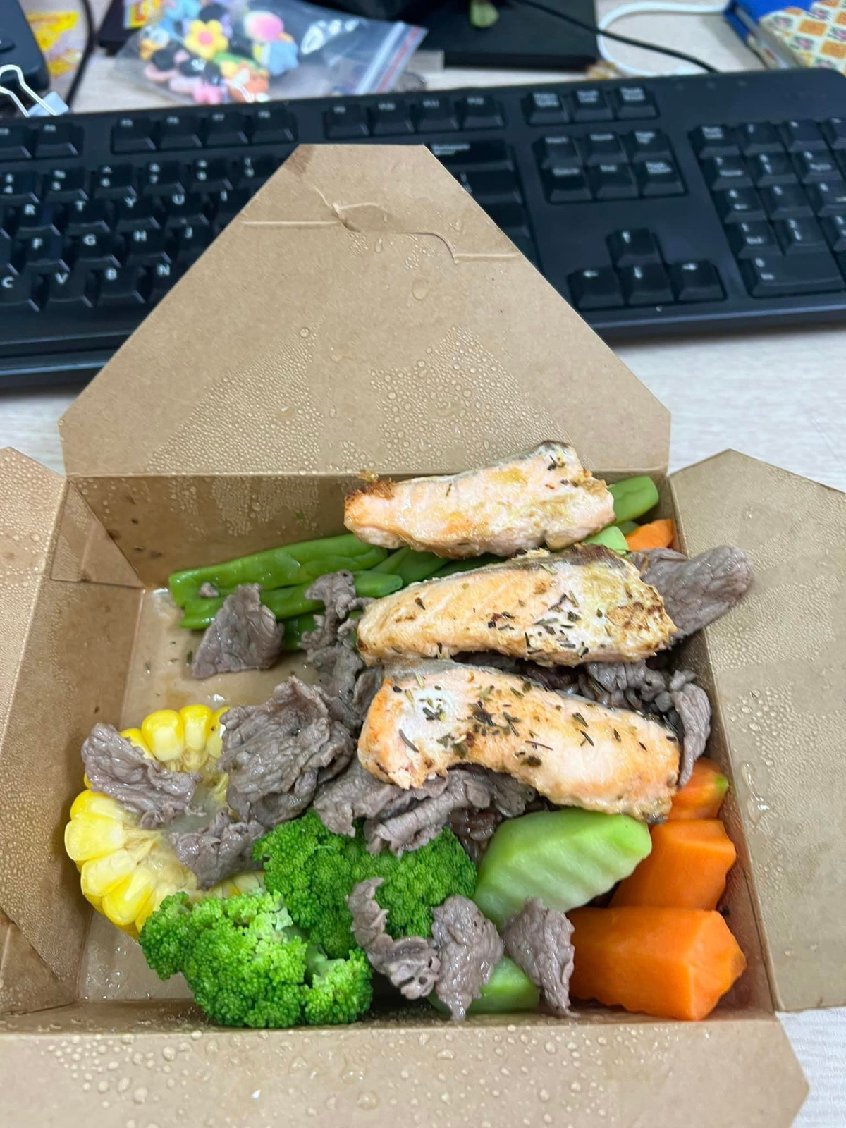 Nhận hàng và mở phần đồ ăn của mình, ban đầu cô gái bất ngờ với khẩu phần ít ỏi của quán, sau đó khi gắp miếng súp lơ cô tá hỏa phát hiện trên đó xuất hiện khá nhiều con sâu, bám trên thân của súp lơ.