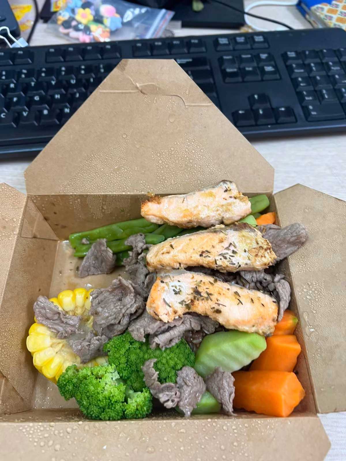 Nhận hàng và mở phần đồ ăn của mình, ban đầu cô gái bất ngờ với khẩu phần ít ỏi của quán, sau đó khi gắp miếng súp lơ cô tá hỏa phát hiện trên đó xuất hiện khá nhiều con sâu, bám trên thân của súp lơ.