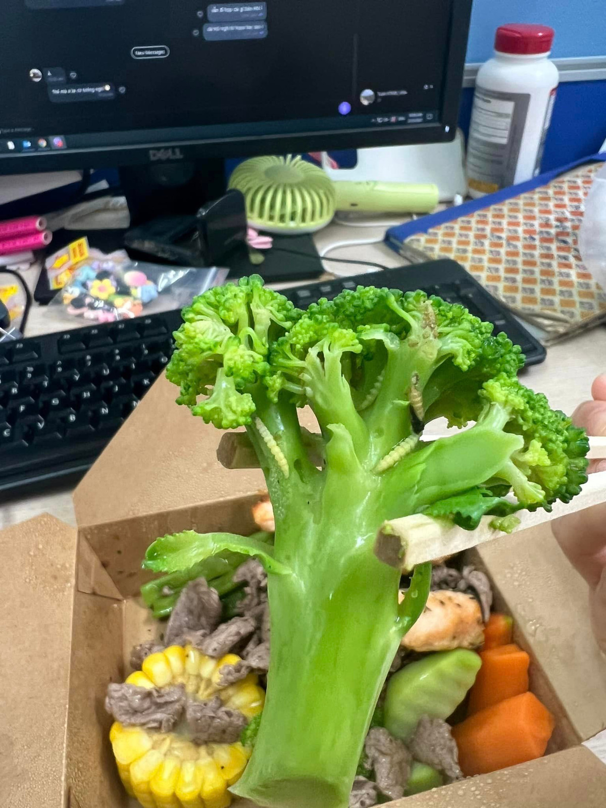 Muốn có bữa ăn healthy nên cô gái đặt đồ ăn trên mạng, qua app ứng dụng với số tiền 190 ngàn đồng. Cô chấp nhận mua với giá cao hơn các quán khác, tuy nhiên đồ ăn nhận về lại khiến cô nàng "sốc".