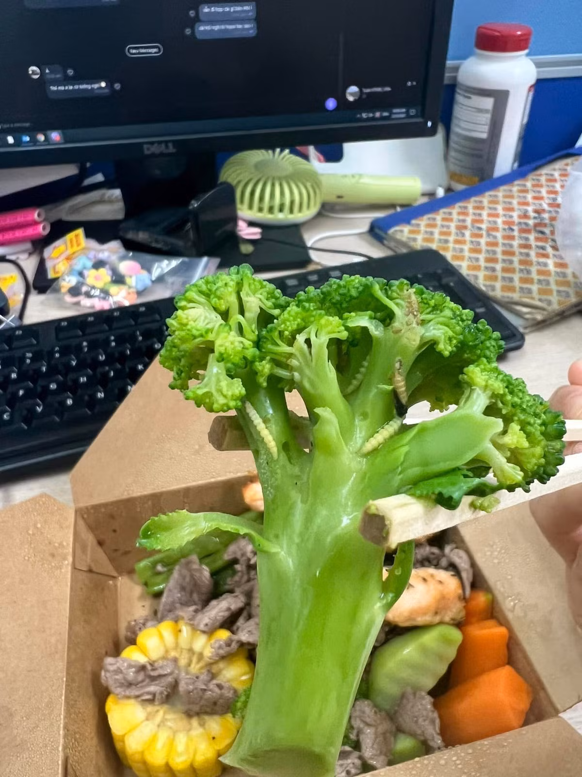 Muốn có bữa ăn healthy nên cô gái đặt đồ ăn trên mạng, qua app ứng dụng với số tiền 190 ngàn đồng. Cô chấp nhận mua với giá cao hơn các quán khác, tuy nhiên đồ ăn nhận về lại khiến cô nàng "sốc".