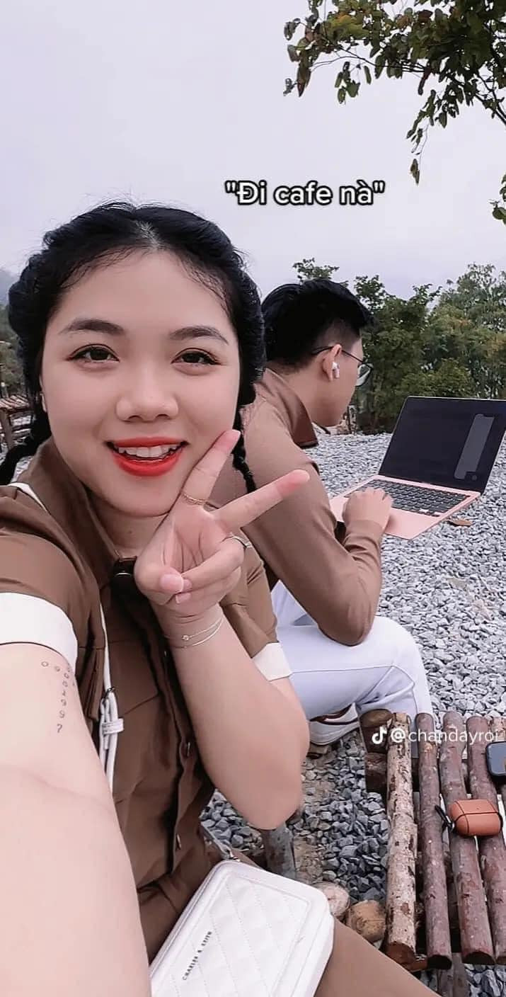 Từ khi lên xe, đến homestay, ngồi cafe,...nam thanh niên này chỉ kết thân với laptop và không thể ngẩng mặt lên để trò chuyện cùng bạn gái. Ảnh: Trang Trang