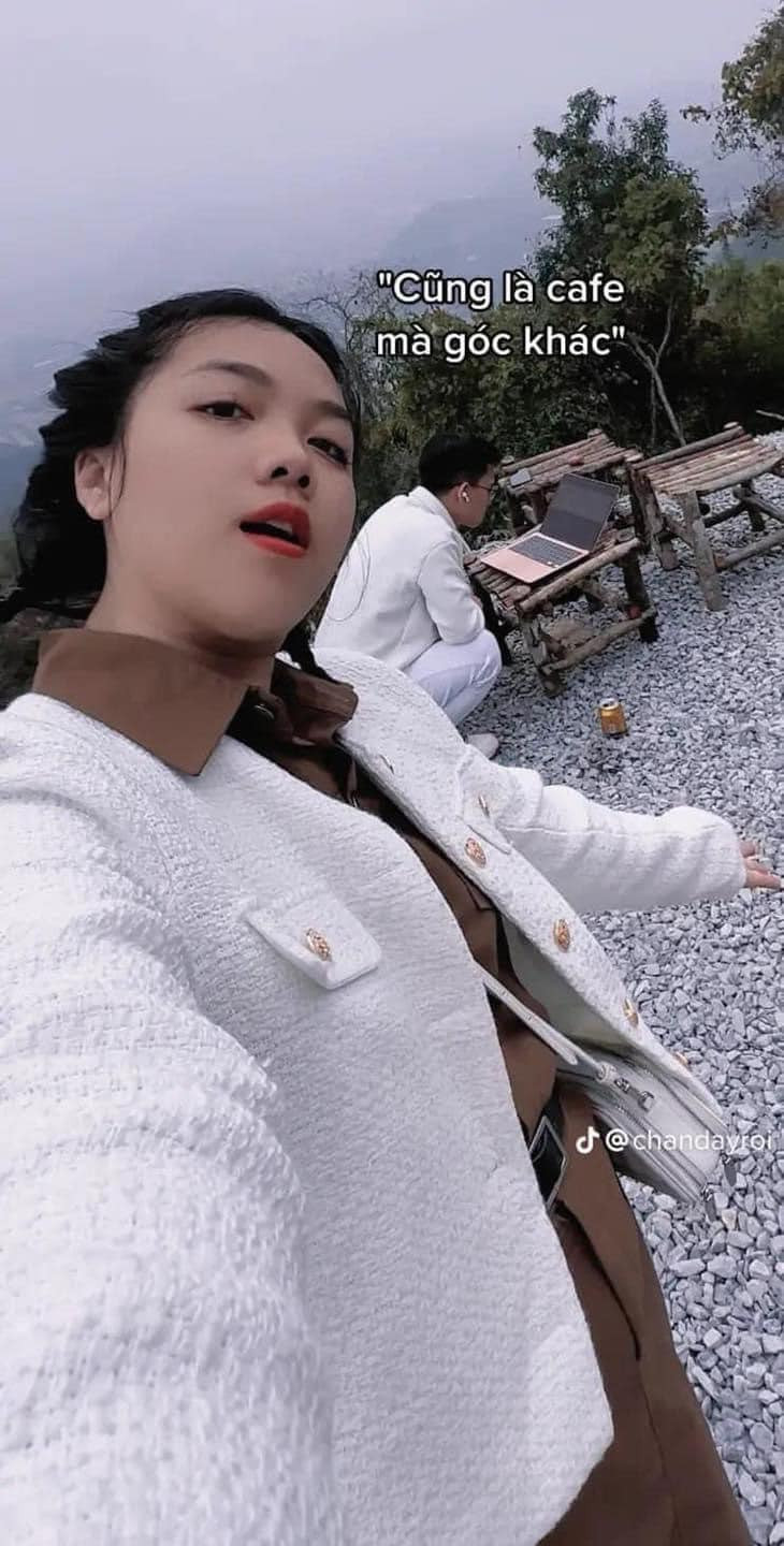 Ở bất cứ nơi đâu cô gái chỉ check in một mình, và đằng sau là bóng dáng bạn trai đang chăm chỉ làm việc trước màn hình laptop. Ảnh: Trang Trang