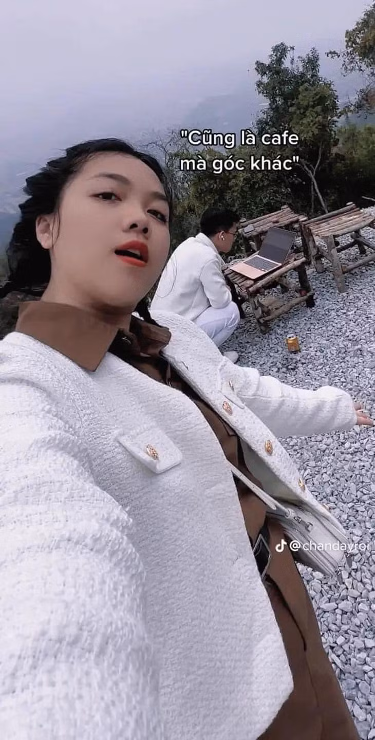 Ở bất cứ nơi đâu cô gái chỉ check in một mình, và đằng sau là bóng dáng bạn trai đang chăm chỉ làm việc trước màn hình laptop. Ảnh: Trang Trang