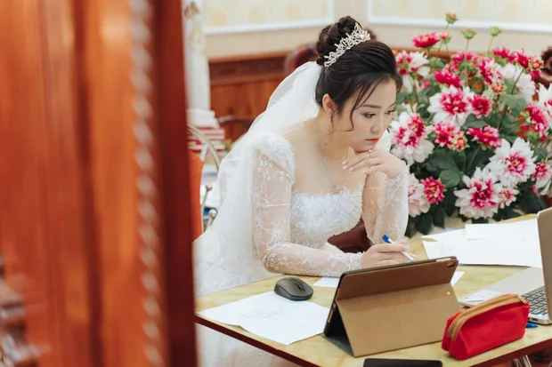 Một cô dâu khác cũng tranh thủ từng phút chờ chồng đến đón để thi hết môn