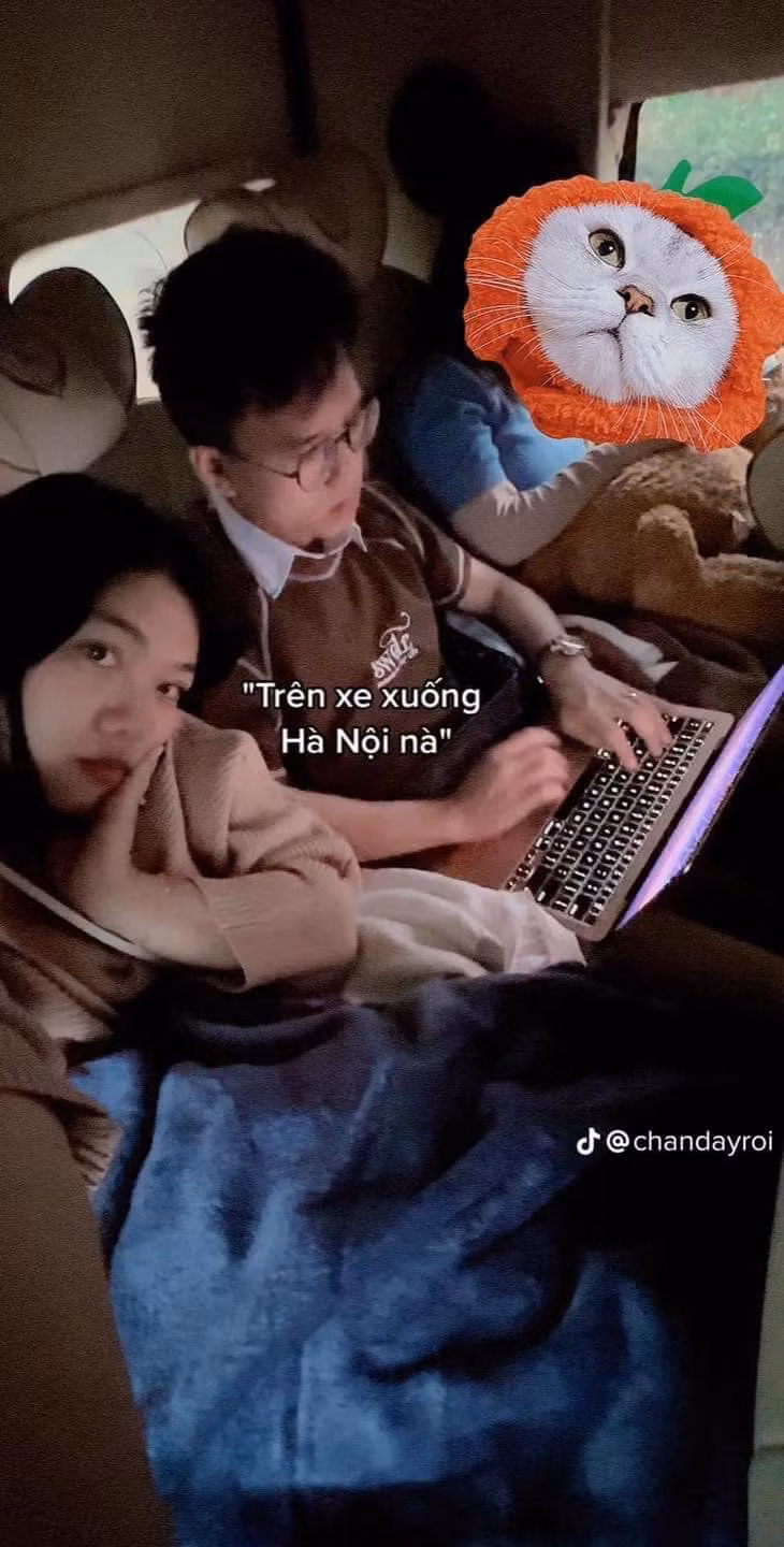 Từ khi bắt đầu đi đến khi lên xe về Hà Nội chàng trai vẫn cặm cụi với deadline ngập đầu. Ảnh: Trang Trang