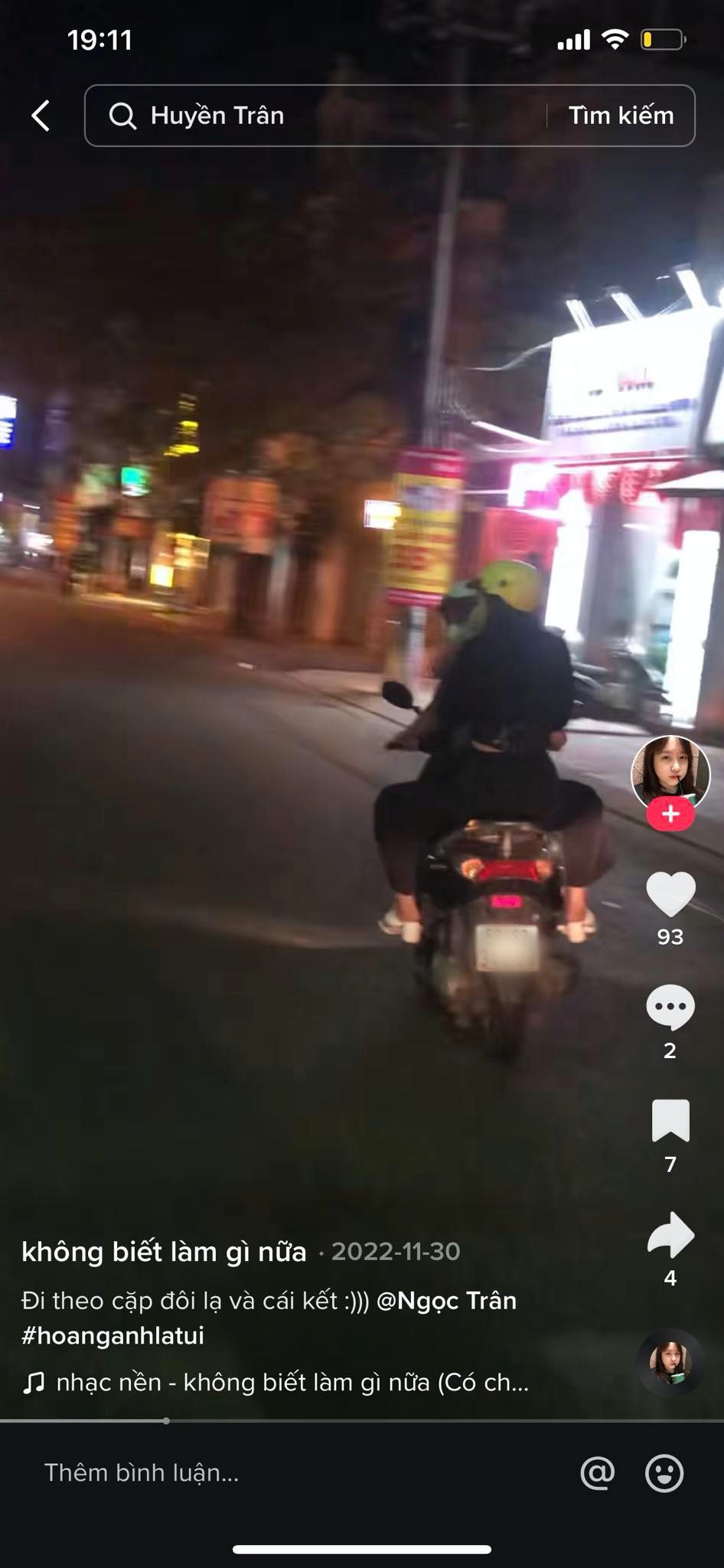 "Vui một chút thì được chứ cái này thành trend thì sẽ rất nguy hiểm nhé", "Hồi bé được người lớn dạy không đi theo người lạ, lớn lên làm trend bám đuôi người lạ. Không hiểu mọi người nghĩ gì",...là những bình luận phản đối của một bộ phận cư dân mạng.