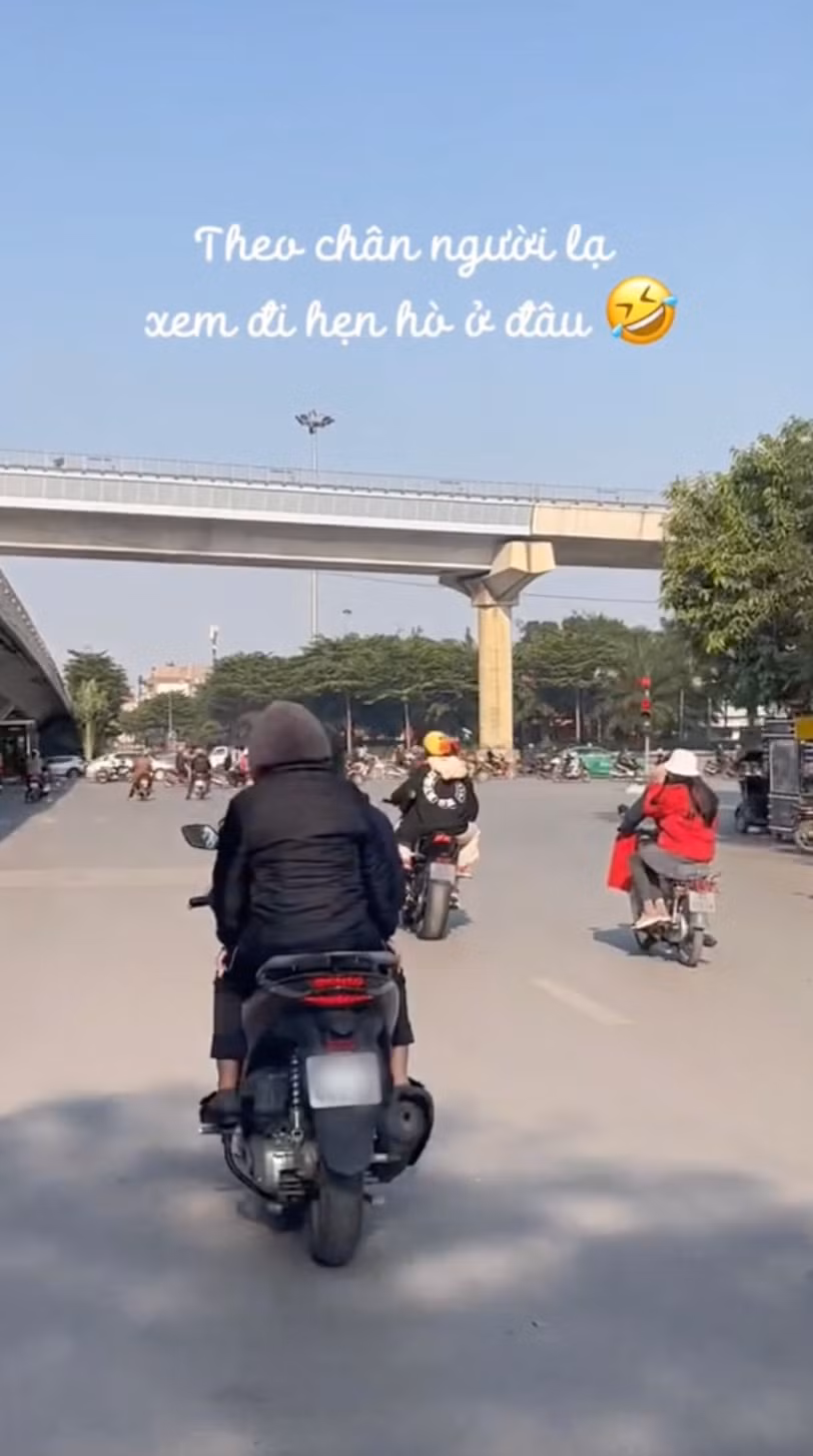 Cụ thể ở trào lưu TikTok này chủ nhân clip sẽ bám đuôi một ai đó bất kỳ ngoài đường để chạy xe theo và xem người này đi đâu.