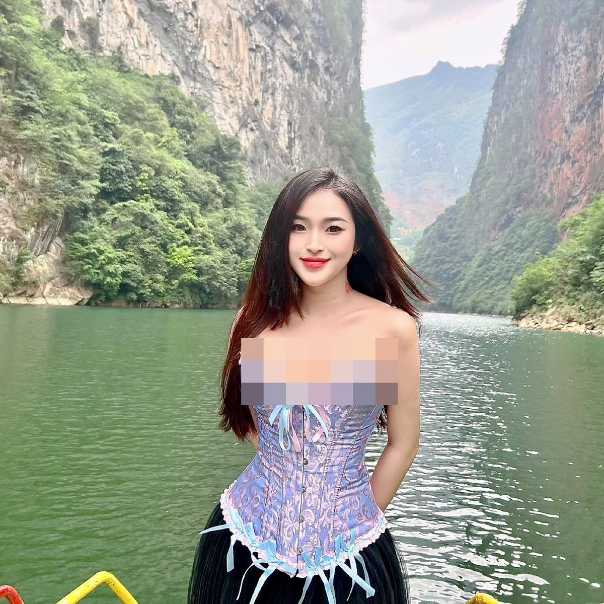 Mới đây nhất, trong chuyến đi du ngoạn trên sông Nho Quế - Hà Giang, gái xinh Bảo Trân chọn mặc chân váy dài với áo corset sắc màu.