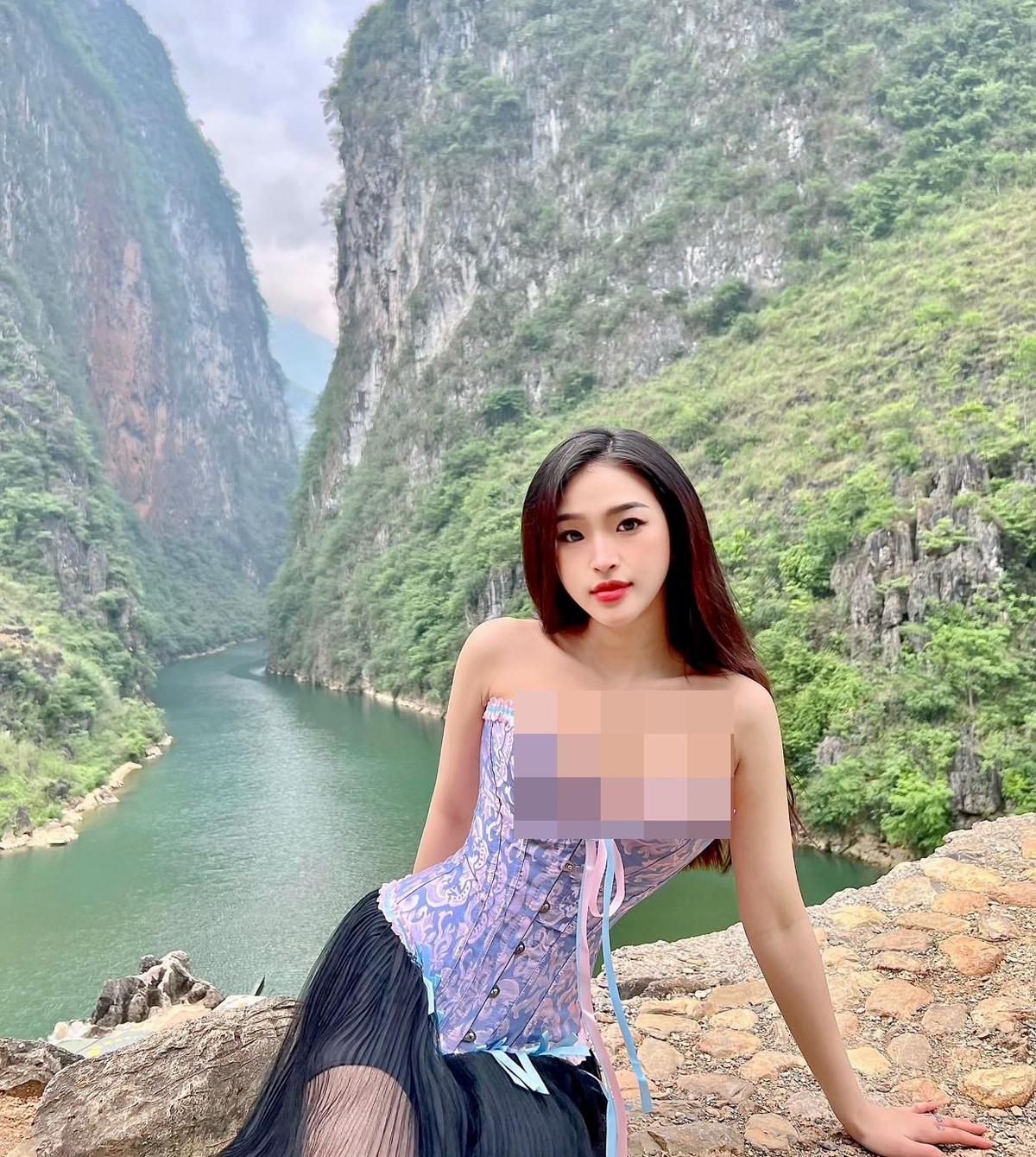 Hình ảnh của cô ấn tượng hơn, nổi bật hơn giữa thiên nhiên hùng vĩ với chân váy xuyên thấu.