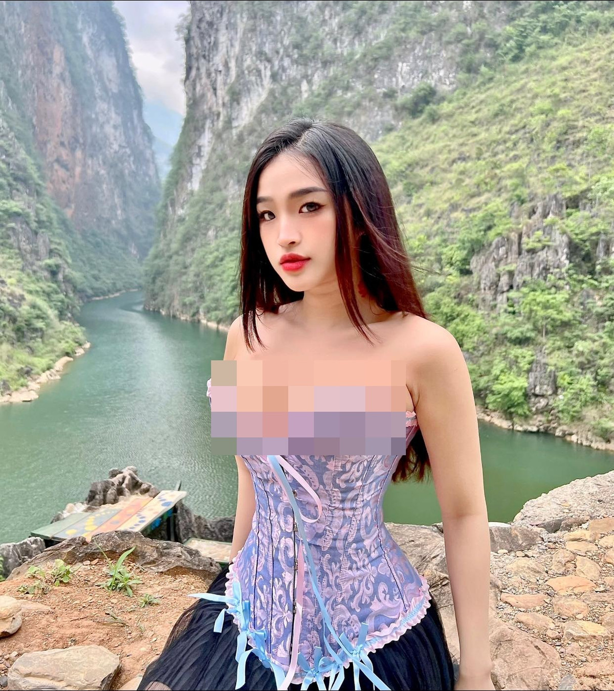 Trang phục o ép vòng 1 của Phan Thị Bảo Trân mặc dù có thẩm mỹ nhưng nó hở hang, không được đông đảo netizen đồng tình.