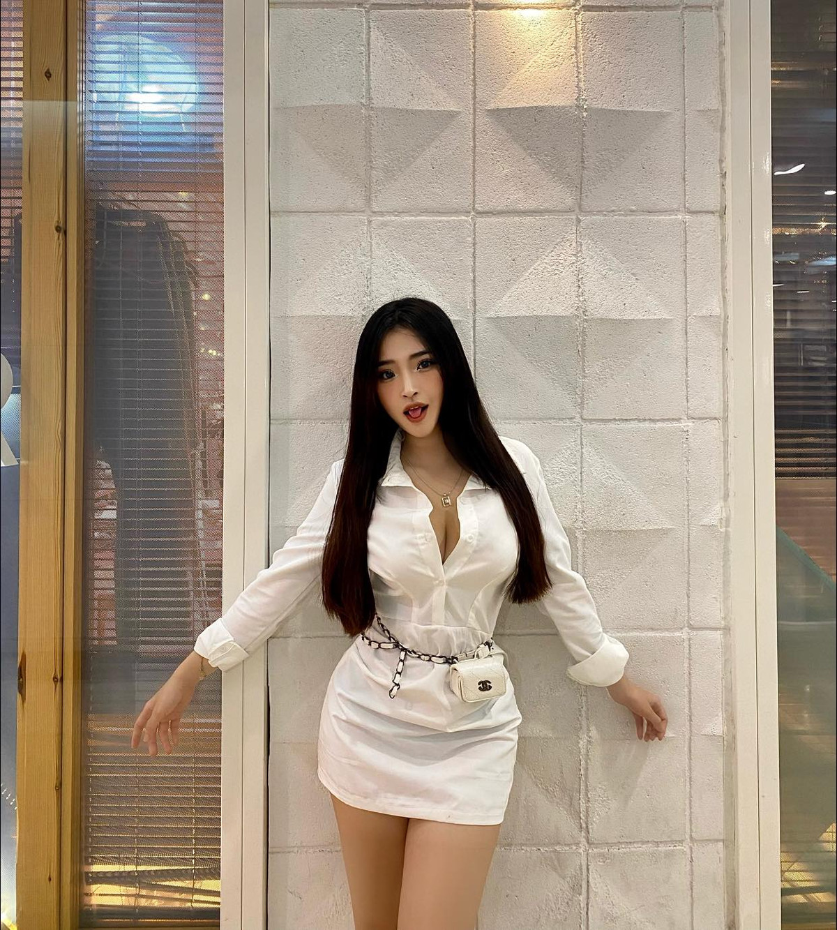 Nhờ sở hữu "gương mặt học sinh, thể hình bom di động quyến rũ" cùng gu mặc quá đỗi phóng khoáng, Bảo Trân nhiều lần "gây sốt" trên các trang báo mạng Trung Quốc.