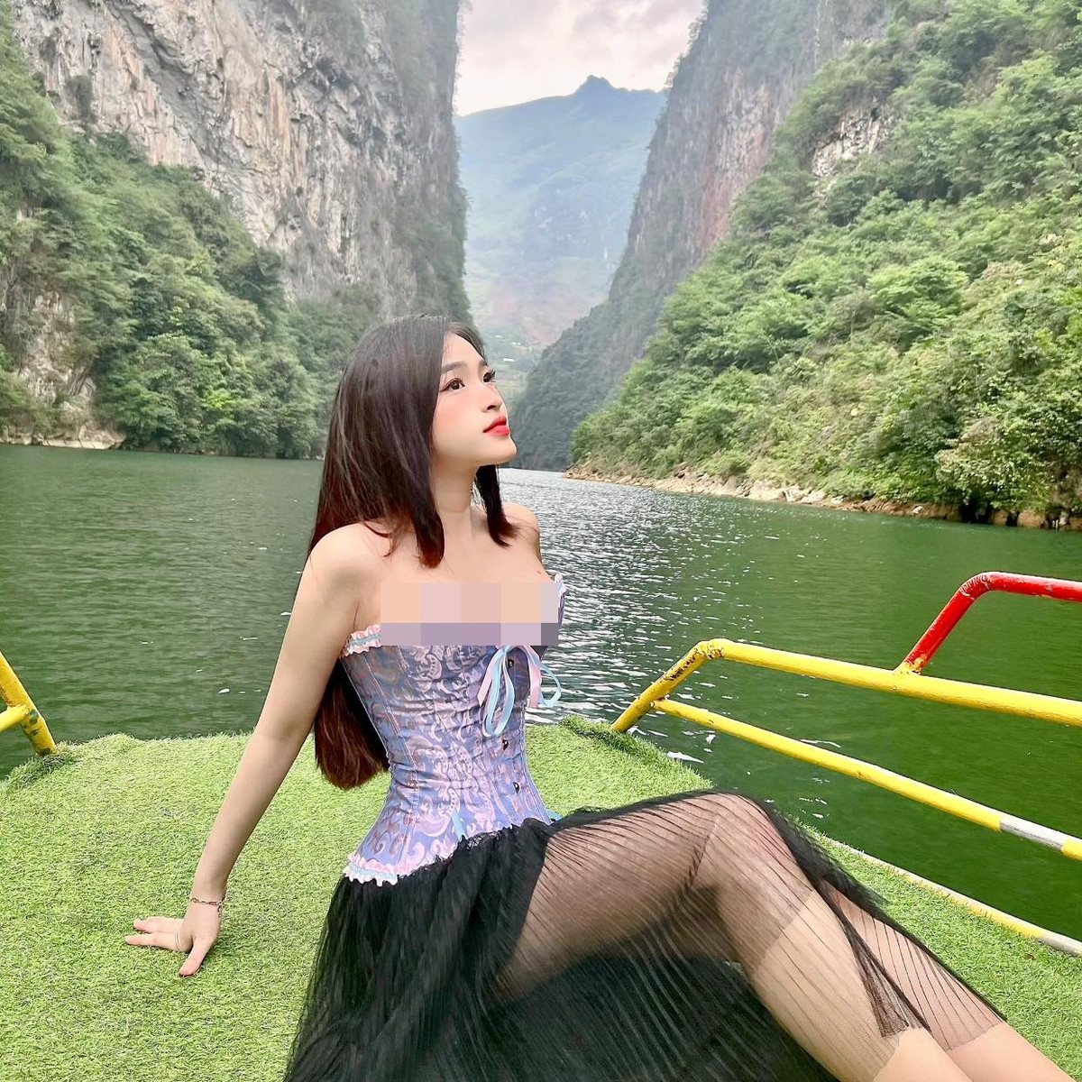 Thiết kế áo corset dáng cup ngực giúp tôn lên vẻ đẹp phồn thực của hot girl Bảo Trân.