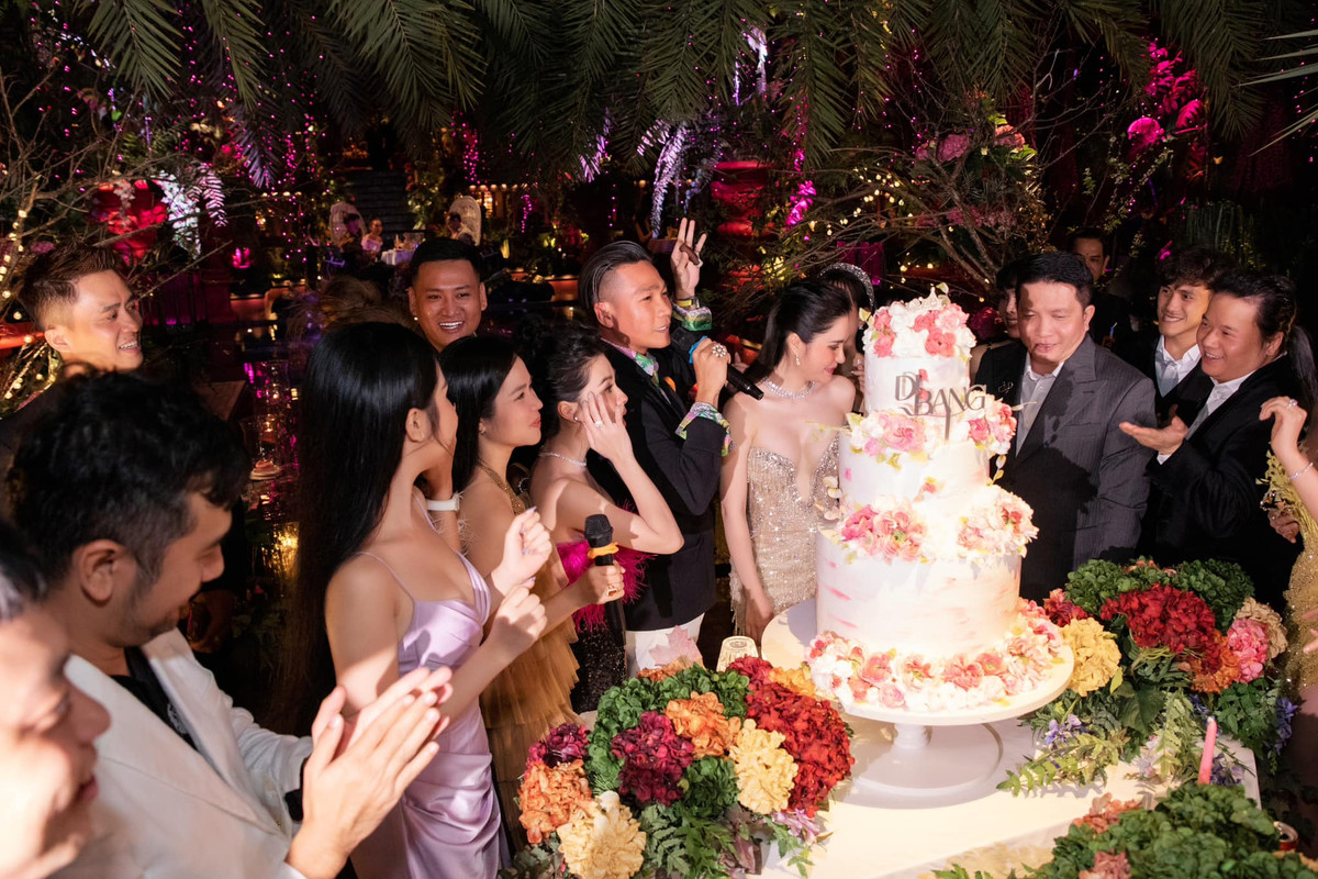 Toàn bộ không gian bữa tiệc này được lấy ý tưởng khu vườn cổ tích, "ngốn" hết 4 tấn hoa tươi. 100 nhân viên liên tục làm việc trong 4 ngày cho kịp tiến độ. Ảnh: FBNV