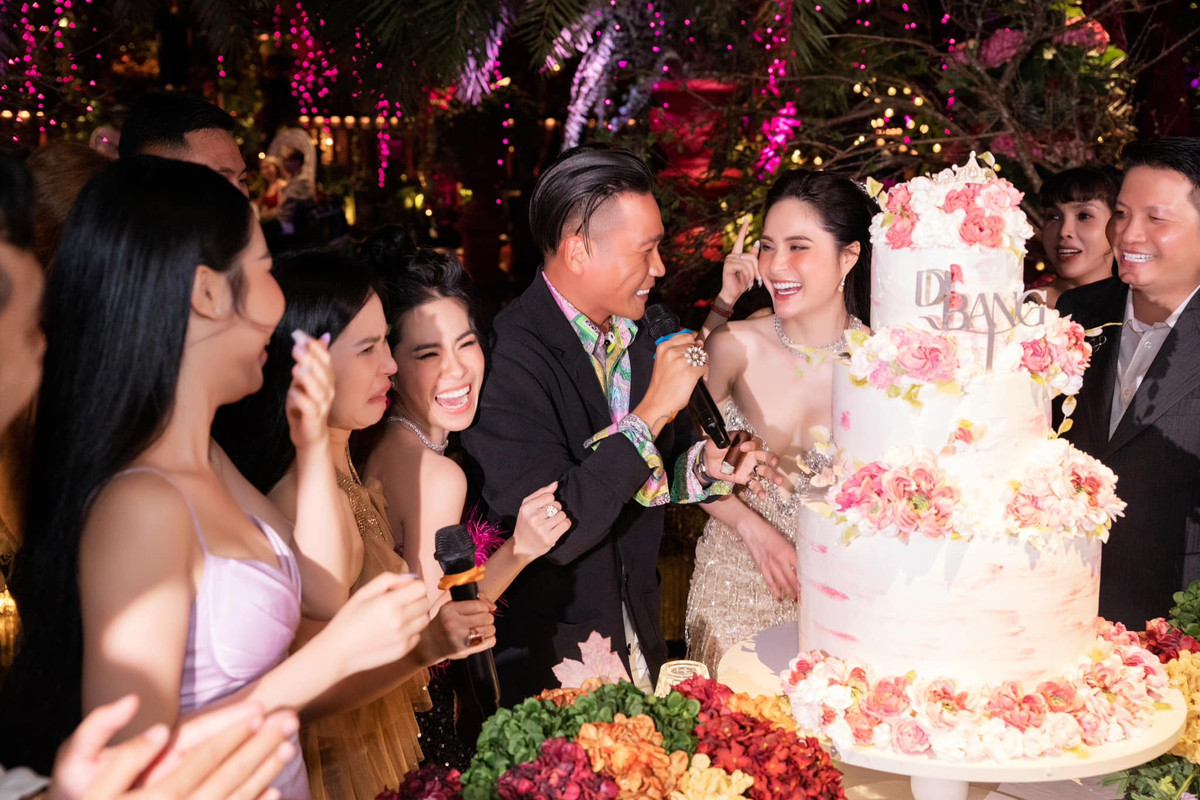 Ngoài ra, họ còn thuê 50 thợ ảnh, chụp mọi khoảnh khắc của Di Băng và các khách VVIP. Những người ra vào bữa tiệc cũng phải có giấy mời hoặc thẻ.