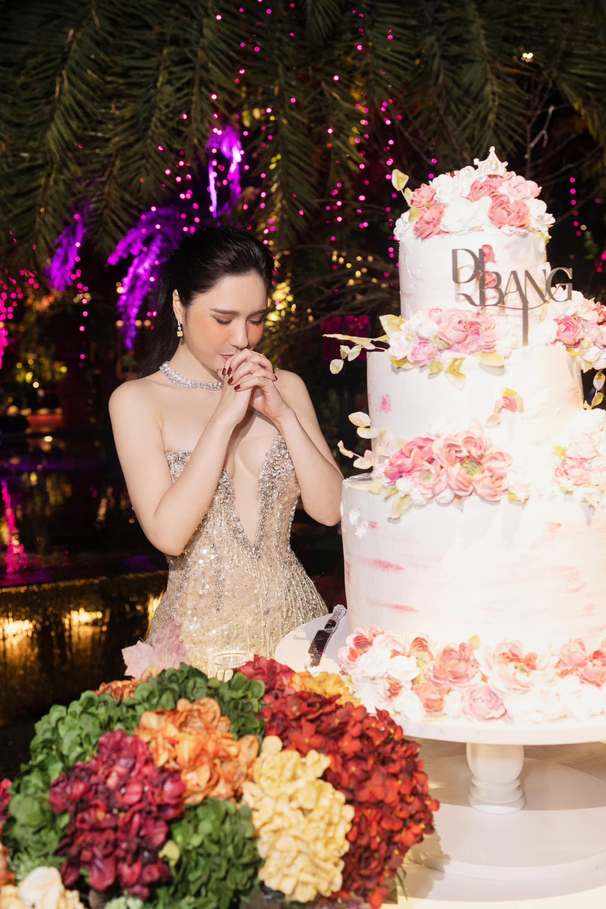 Sau đó nữ đại gia quận 7 còn tiếp tục gây choáng váng khi chia sẻ hóa đơn thanh toán cho đêm tiệc. Tổng số tiền lên tới hơn 300 triệu đồng.