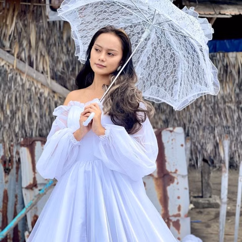 Dù vậy, cô nàng vẫn duy trì nhan sắc cùng vóc dáng quyến rũ chẳng khác xưa.