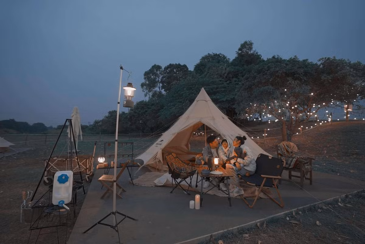 Nếu thích riêng tư và tự do hơn, các cặp đôi có thể chuẩn bị lều trại, đồ nấu ăn để camping tự do ở ven sông Hồng như chân cầu Vĩnh Tuy, vườn nhãn Vĩnh Tuy.