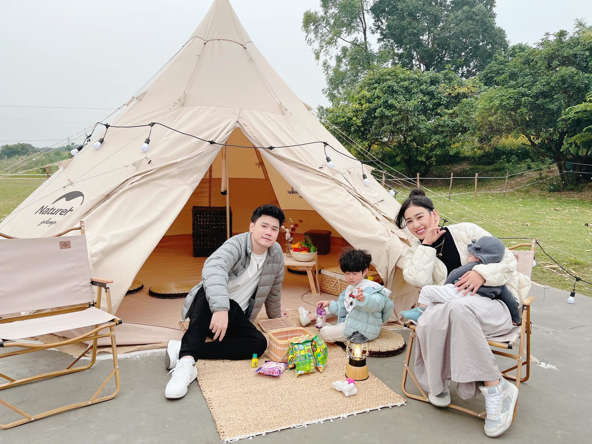 Ở ven sông Hồng cũng được xem là địa điểm check in Hà Nội, tại khu vực ngõ 264 Âu Cơ có một số vườn hoa kết hợp mô hình cà phê, cắm trại cực đẹp.