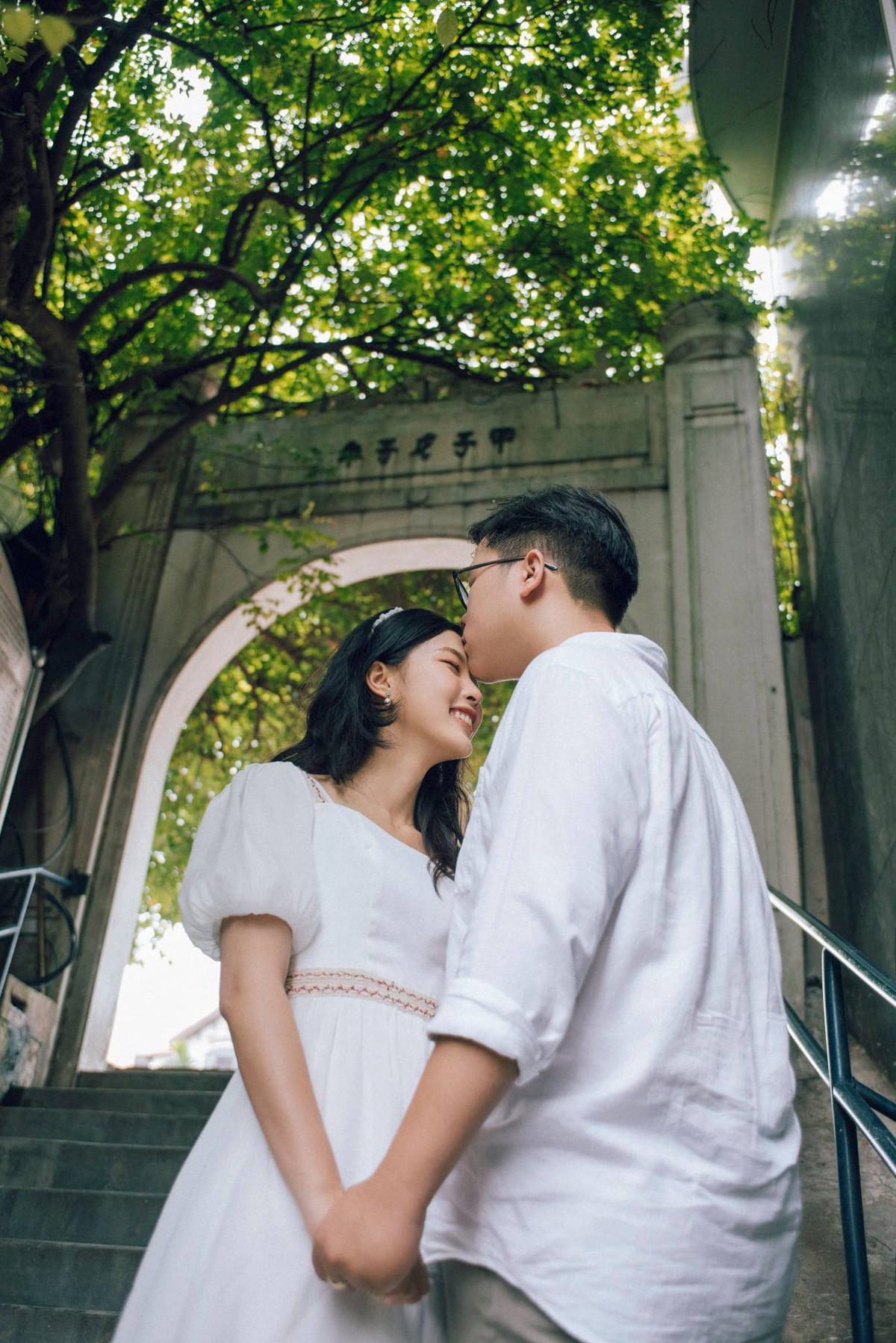 Con dốc nhỏ tại ngõ 6 Từ Hoa (Yên Phụ, Tây Hồ) được nhiều người ví con như các con ngõ trong phim truyền hình Hàn Quốc phù hợp để các cặp đôi chụp ảnh lãng mạn.