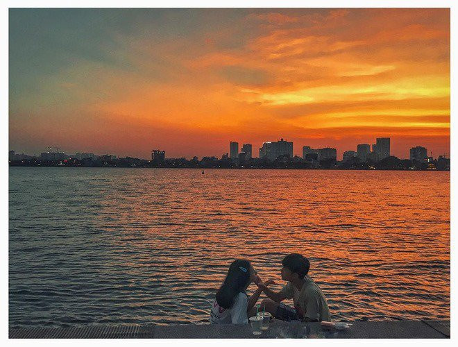 Nhiều đoạn trên cung đường ven hồ có không gian thoáng đãng, bình yên, là nơi ngắm hoàng hôn lãng mạn và chụp ảnh rất "chill", thích hợp cho các cặp đôi ngày Lễ tình nhân.