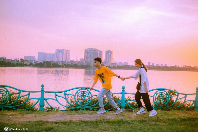 Hồ Tây là địa điểm hẹn hò lý tưởng cho những cặp đôi trong ngày Valentine, nhiều đoạn trên đường ven hồ có khung cảnh đẹp, lãng mạn thích hợp làm địa điểm hẹn hò.