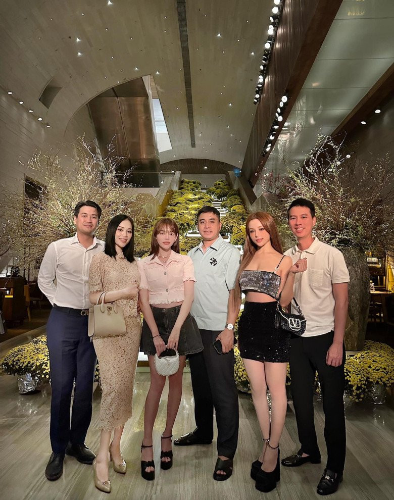 Tuy nhiên tất cả chỉ là đồn đoán của dân mạng mà thôi bởi trong một sự kiện cách đó không lâu, vòng 2 của Linh Rin lại khá thon thả.