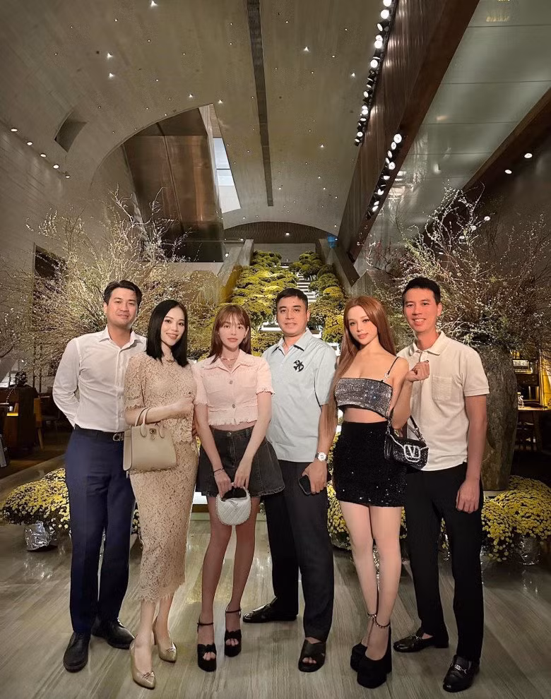 Tuy nhiên tất cả chỉ là đồn đoán của dân mạng mà thôi bởi trong một sự kiện cách đó không lâu, vòng 2 của Linh Rin lại khá thon thả.